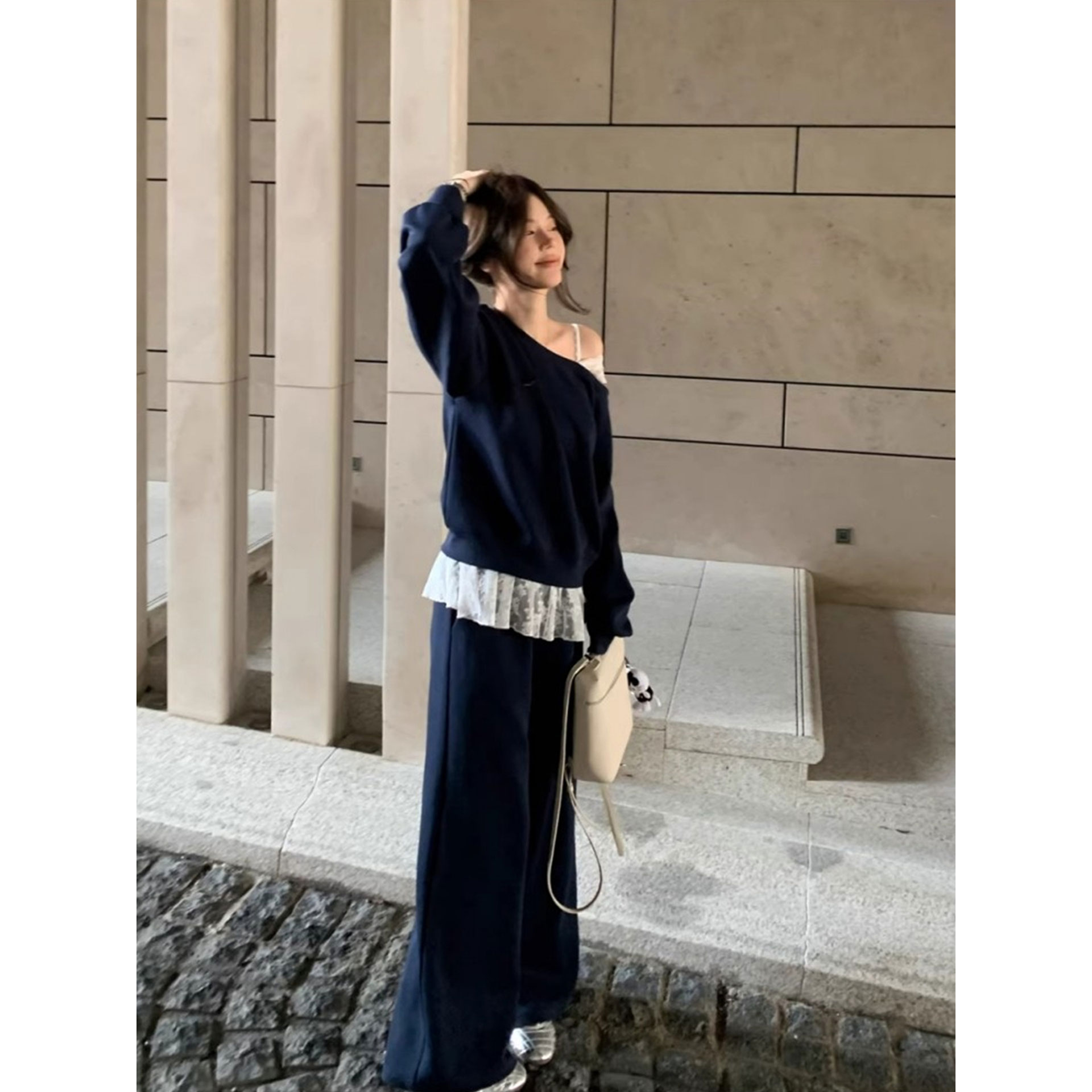 Early autumn relaxed style sportswear set for women, Korean style, lace layering, off-shoulder sweatshirt and trousers, casual two-piece set.