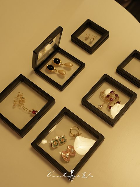 Small floating portable jewelry storage box