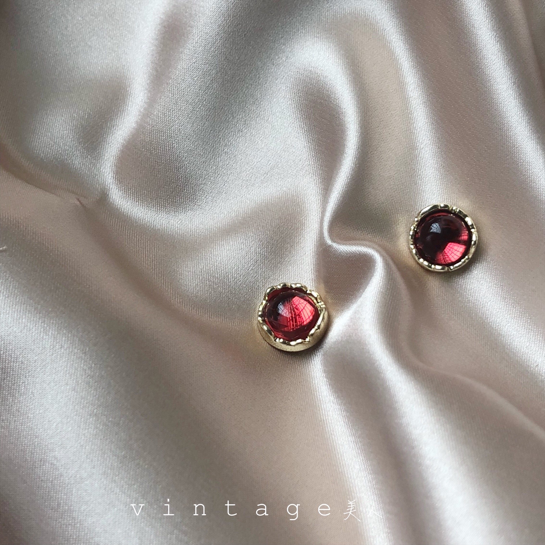 A Berry French idyllic girl retro elegant simple and transparent Ruby small earrings earrings White