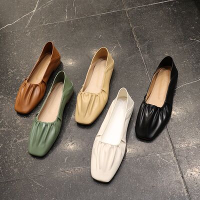 Koike wore two pairs of French minimalist square-toed, shallow-mouthed, comfortable pleated soft leather slippers and single shoes in the spring style of Seoul