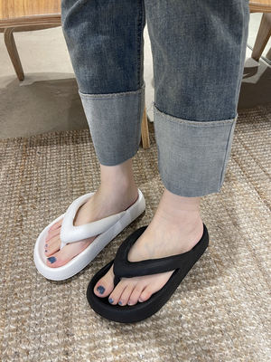 Koike's thick-soled flip-flops for the beach shoes at the 2025 Dongdaemun Spring/Summer Youthful Leisure Vacation in Seoul