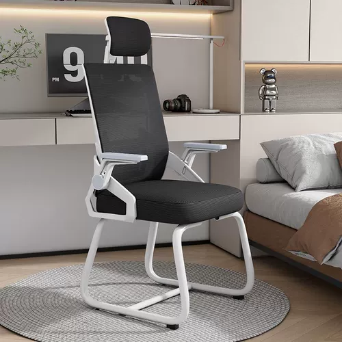 Компьютерное кресло в офисе удобно долго сидеть эргономичная аркада, полагаясь на кресло клиента по талии.