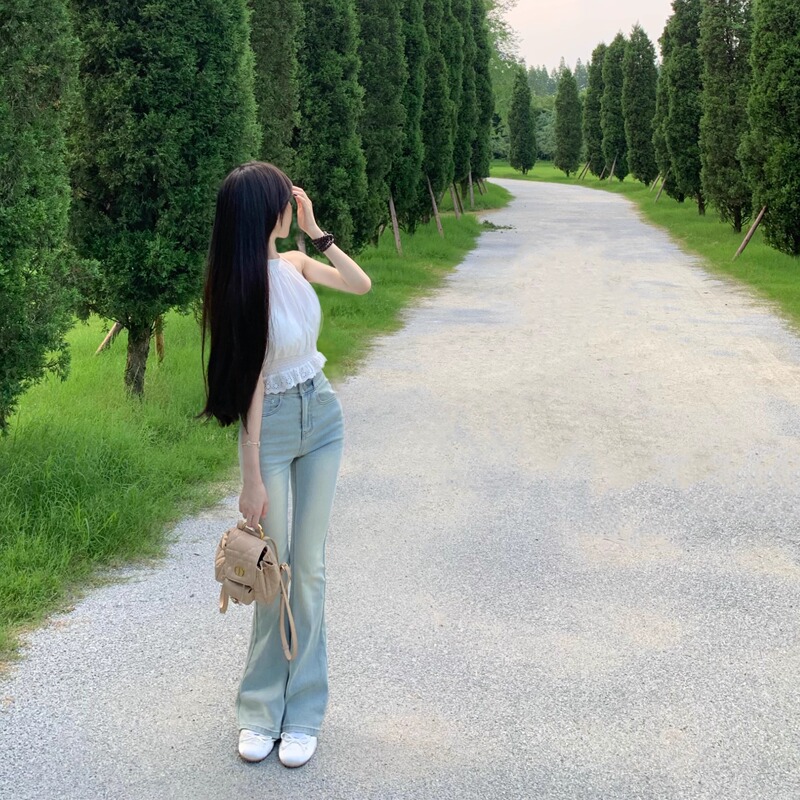 Mengling, a Petite Woman, Shows Off Her Waist-To-Hip Ratio with High-Waisted, Hip-Enhancing, Light-Colored, Korean-Style Slim-Fit Flared Jeans