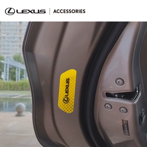 Официальный флагманский магазин с открытой двери Lexus