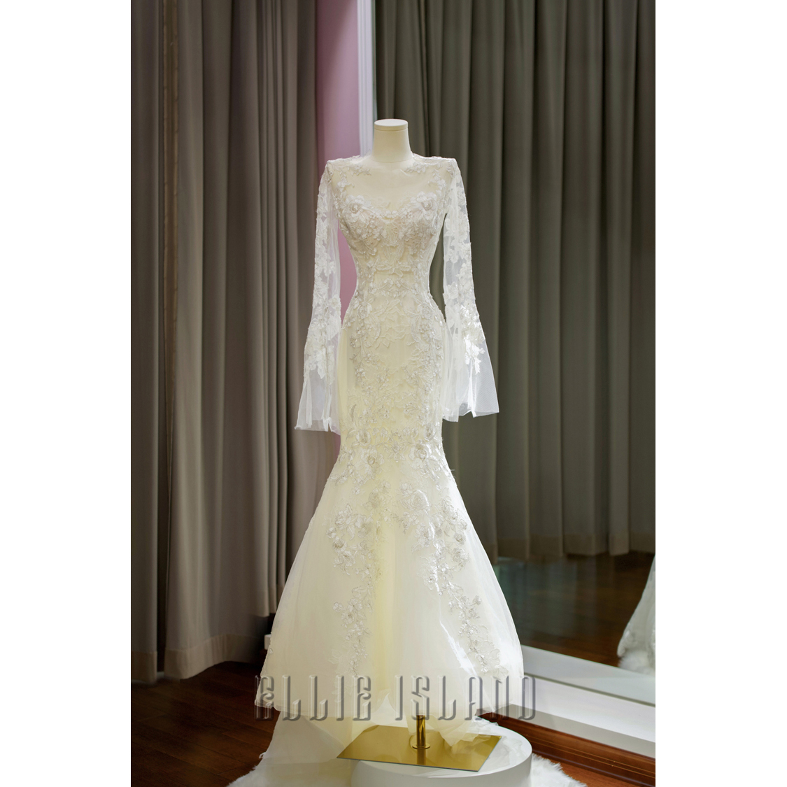 Rivini by Rita Vinieris Fashion Boutique Retro Lace Handmade Flower Hollow Fish Tail Wedding Dress Rivini by Rita Vinieris Fashion Boutique Retro Lace Handmade Flower Hollow Fish Tail Wedding Dress