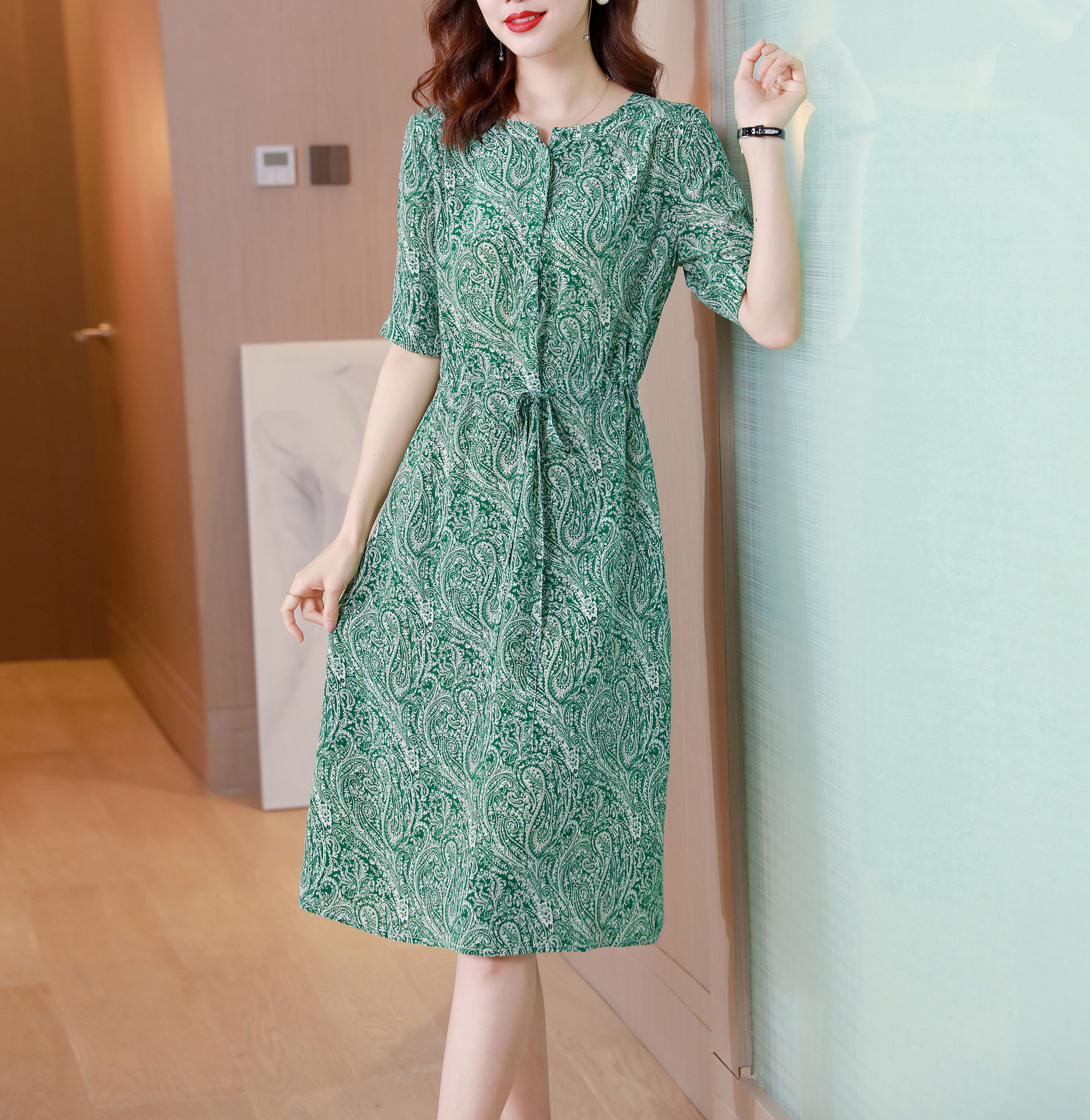 Big-name silk dress female small man 2022 summer thin section green floral mulberry silk shirt dress young style
