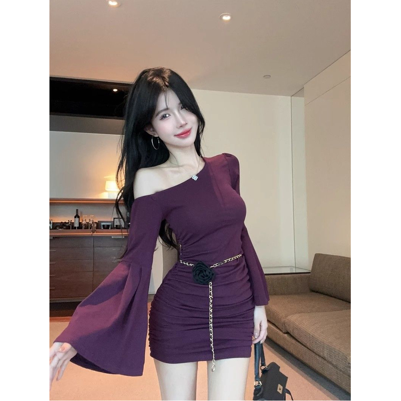 Autumn and Winter Purple Elegant Bell-Sleeve Pleated Dress for Women, Pure and Sexy, Off-Shoulder, Slim-Fitting, Waist-Hugging, Hip-Hugging Short Skirt