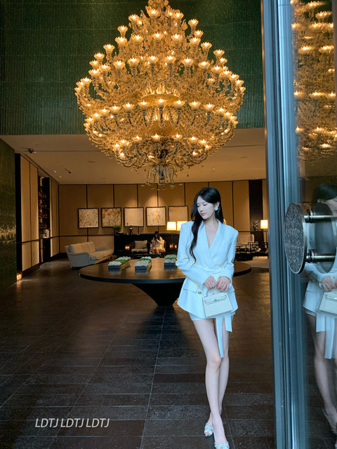 Ldtj Haute Couture 25 Autumn Socialite Style Pointed Toe Transparent Sexy Fairy Princess Stiletto Crystal Sandals for Women