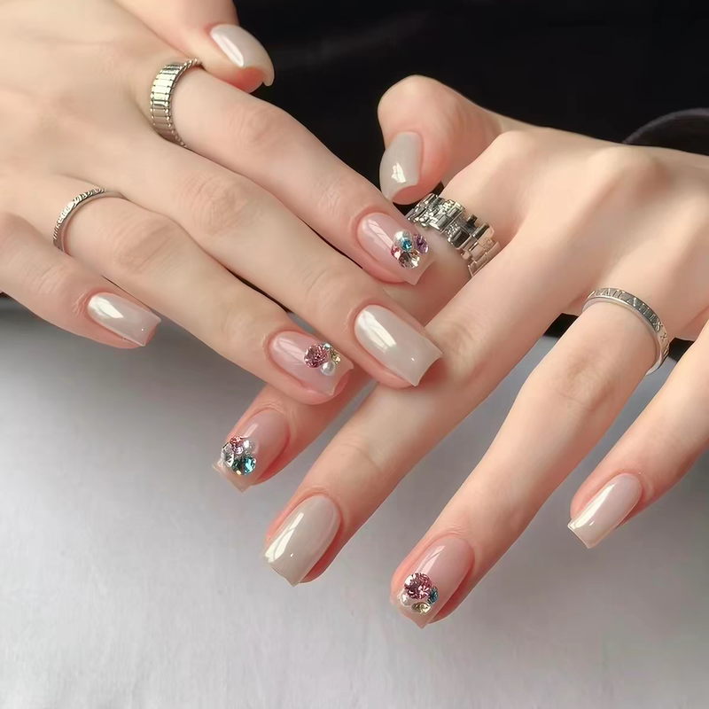 Handmade Silk Hailey Nail Art Wearable Nails Short Style with Sparkling Rhinestones 2026 New Summer High-End Nail Stickers