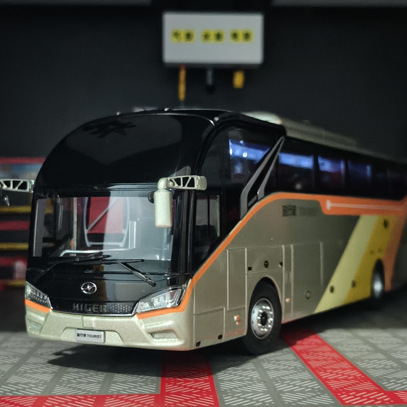 Hagrid Bus Traveler Bus Original Factory Model 1:42 Scale Alloy Material Double Doors Collectible Display Item
