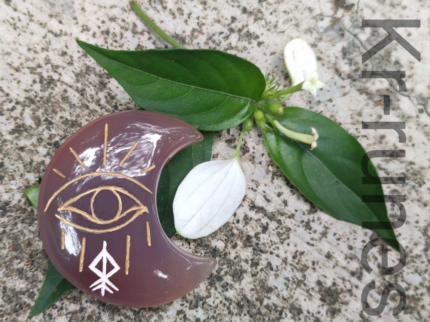 New Products Gypsy Witch Eye Natural Agate Moon Carving Ornament Natural Crystal