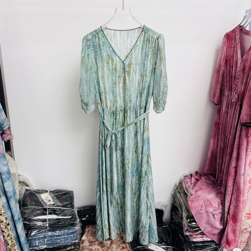Heavyweight Vintage Silk Dress Made of 100% Mulberry Silk with Floral Print, V-Neck, Waist-Cinching Tie, Slimming Mid-Length Style, Elegant