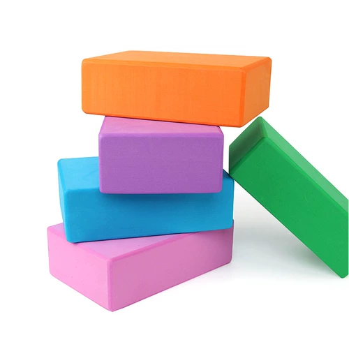 Прикоснитесь к камню, пересекающему The River Yoga Chric