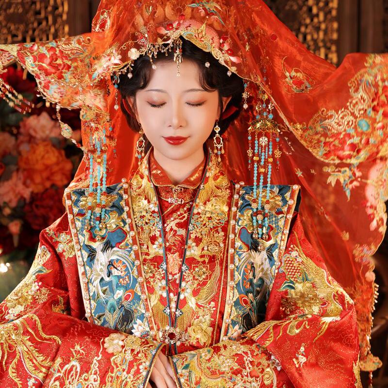 Traditional Chinese Wedding Attire with Long Sleeves and Gold Embroidery for Men and Women, Featuring a Phoenix Design Traditional Chinese Wedding Attire with Long Sleeves and Gold Embroidery for Men and Women, Featuring a Phoenix Design