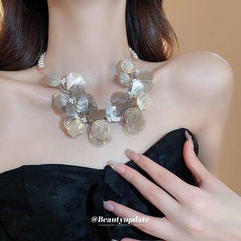 French high-end hollow metal flower pearl necklace