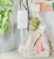 Розовая сумка на запястье