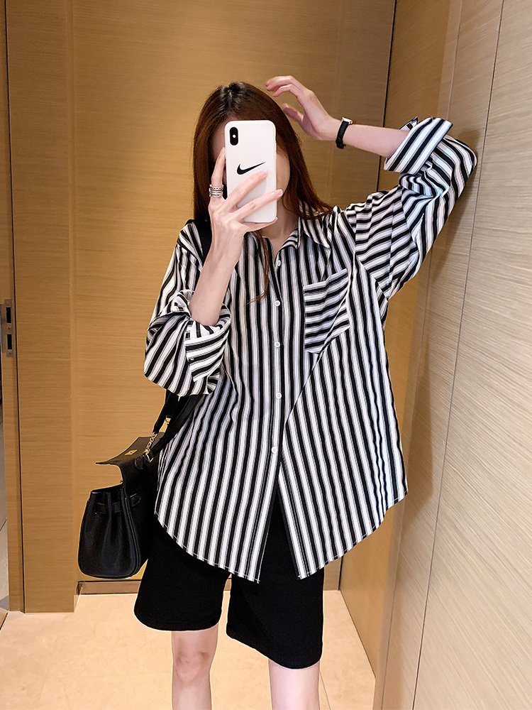Striped Shirt Woman Design Sensation Small Crowd 2022 New Autumn Winter Light Cooked Retro Port Taste 100 Lap Vertical Striped Blouse