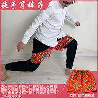 Синие голые руки в брюках