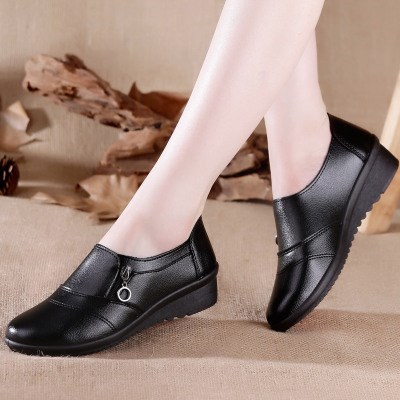 Middle-aged and elderly travel shoes white flat sports women's leather shoes to work middle-aged women's autumn casual shoes mother shoes