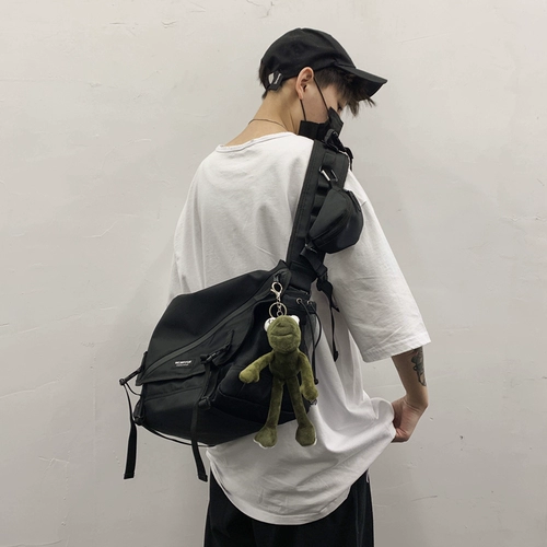 Вместительная и большая спортивная сумка через плечо