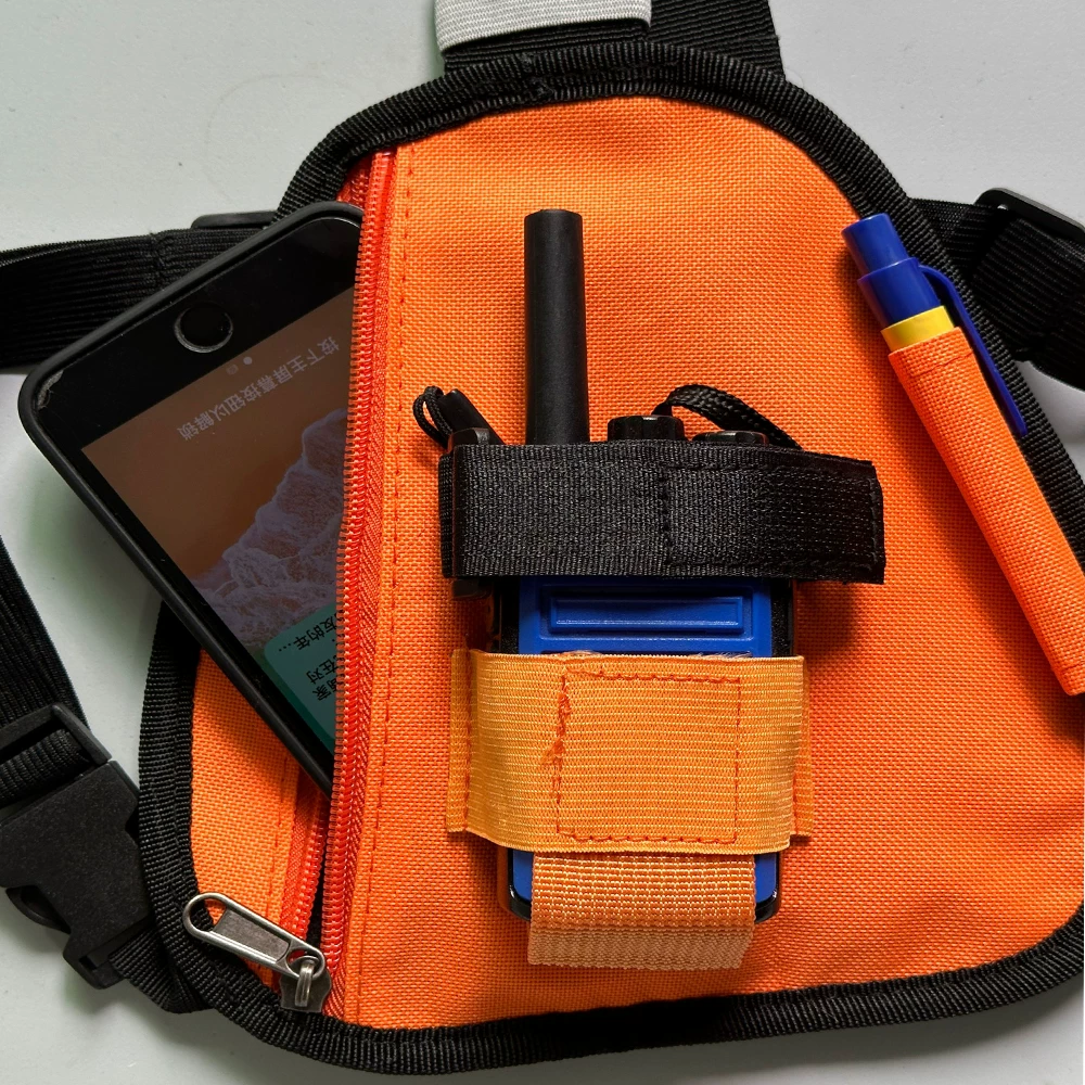 Equipación del walkie en la bolsa