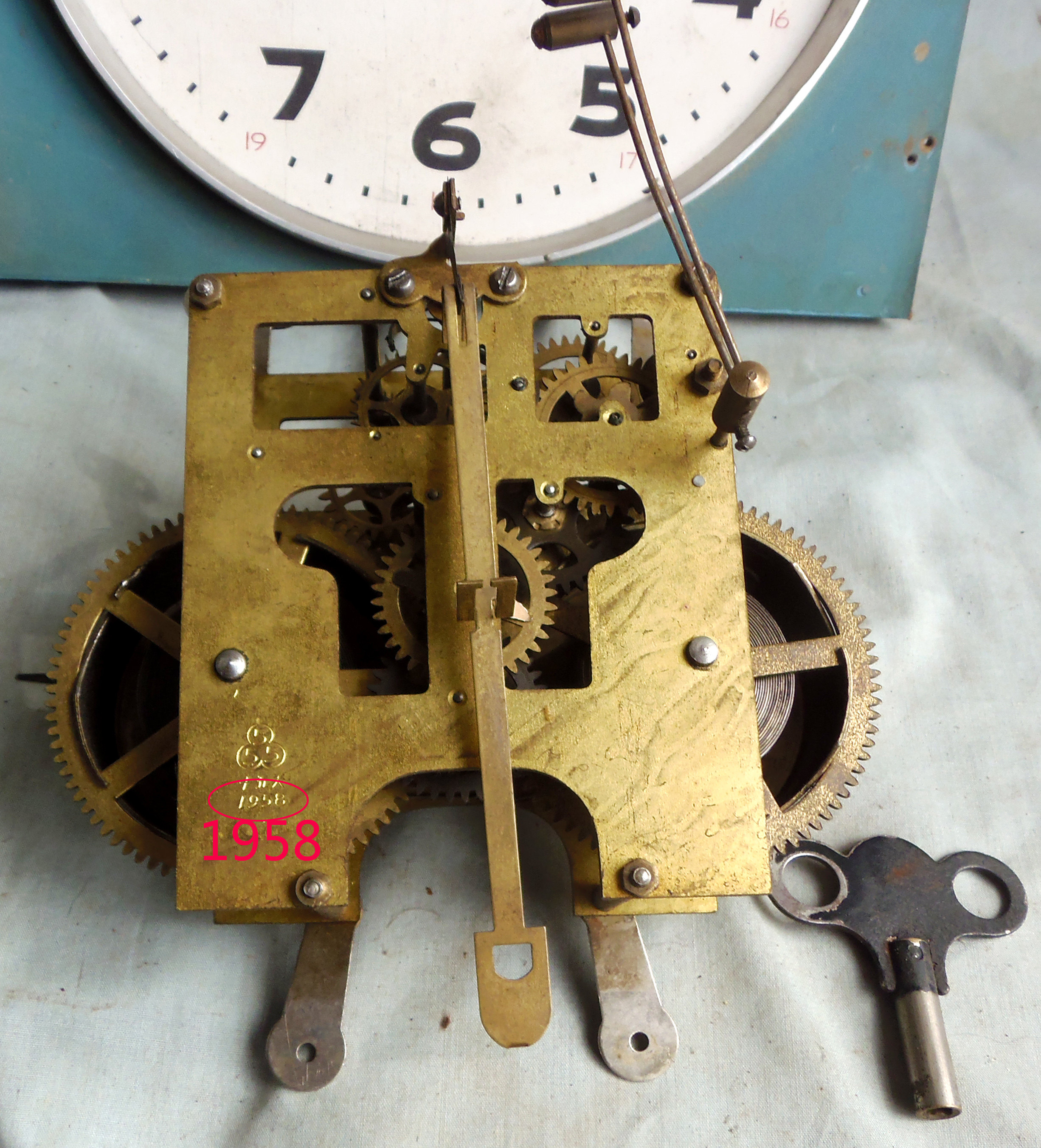 During the public-private partnership period, the Shanghai 55535 brand 15-day mechanical wall clock set of large movements was produced in 1958