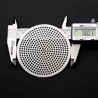 Сливной патрубок круглый, диаметр 7,8 см, диаметр отверстия 3 мм.