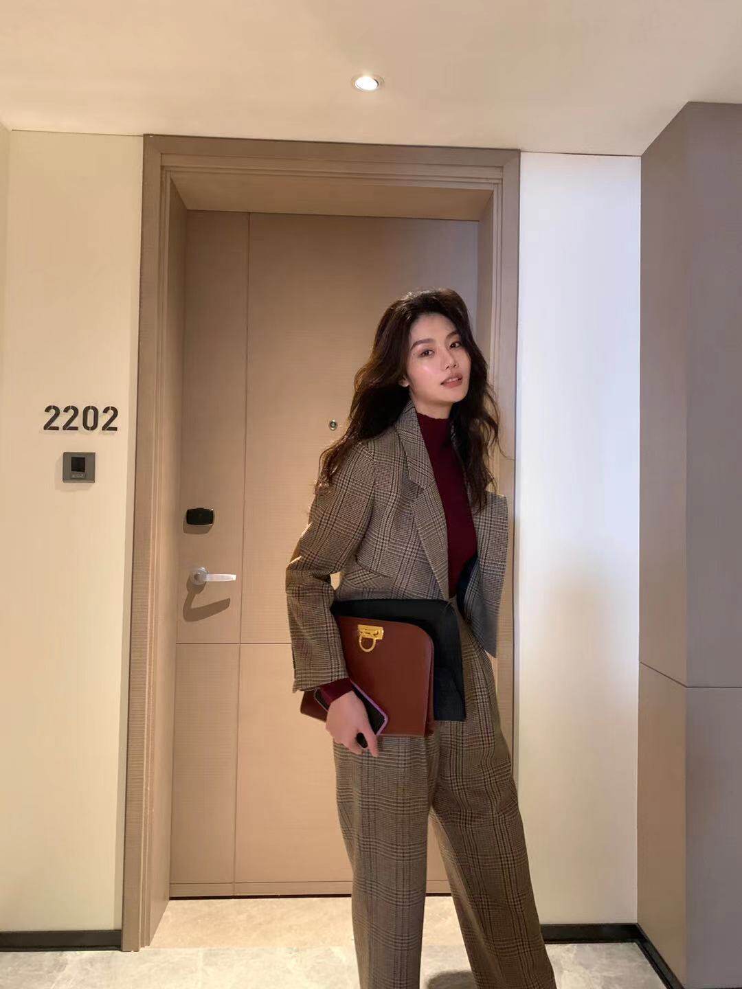 Garbociaga Long Xier reproduces the classic brown striped wool texture suit N559