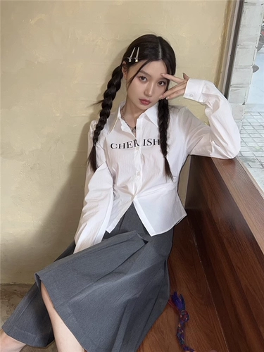 Белая осенняя приятная телу сексуальная рубашка