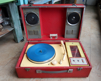 Collection of old chorus singer twin horn telephone radio