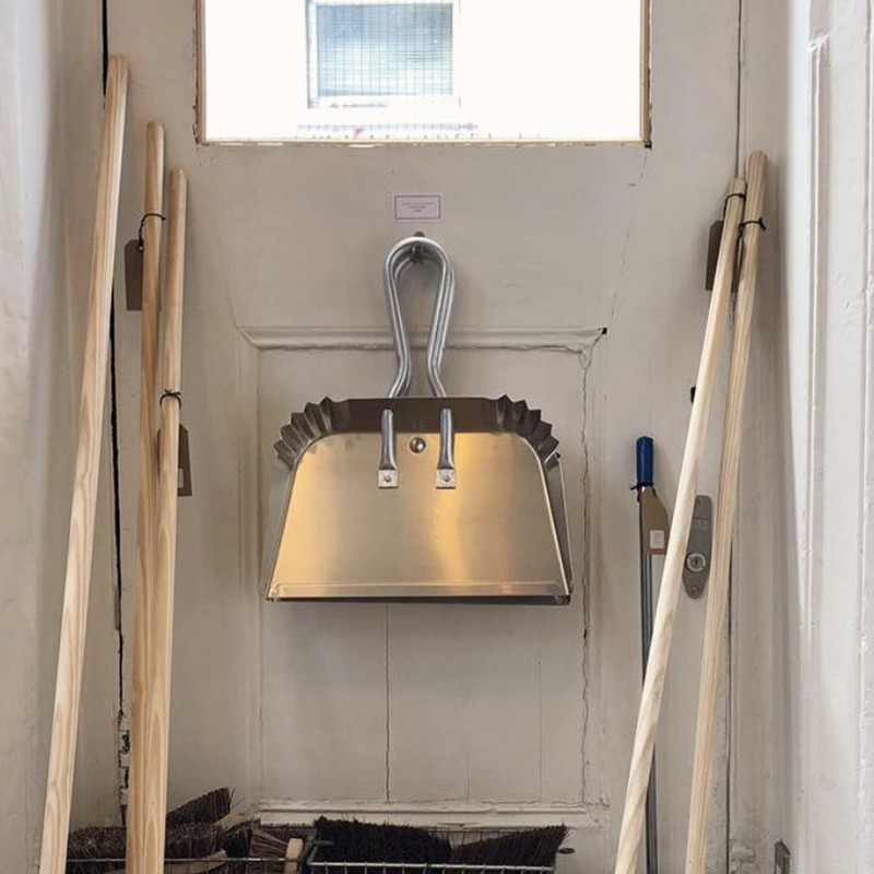 Spot HTAP selected aluminum dustpan cleaning tools Industrial wind props can be equipped with Beech handle dust brush