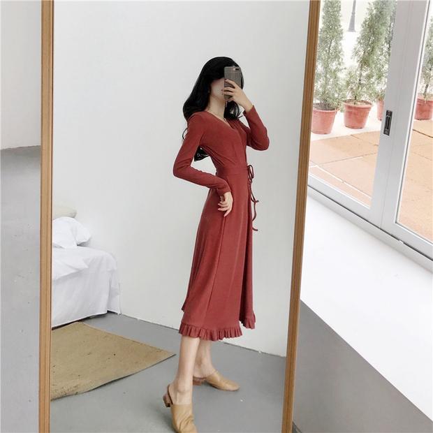 2018 mùa thu mới màu đen khí chất quý cô eo thon thon v-cổ đan tay dài váy midi váy dài qua gối