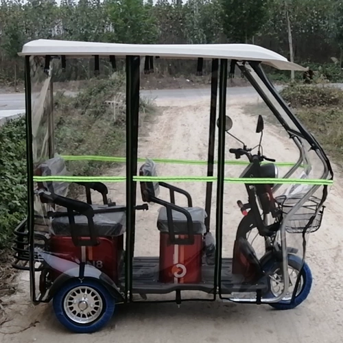 Электрический трехколесный цикл Прозрачный автомобильный лачуг покрывает перила с утолщенным навесом ткани на половине ткани.