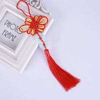 Кусочки красного и желтого нефрита с узлами