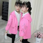 Girls áo mùa xuân và mùa thu 2019 trẻ em mới của Hàn Quốc phiên bản của mùa đông thêu váy trẻ em lớn của bầu khí quyển dày nước ngoài trong áo gió dài.