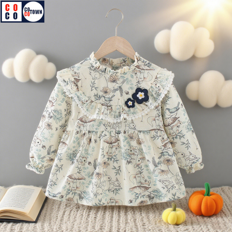 Baby girl's smock wears a foreign-style bib for children's meals. Waterproof and anti-fouling apron for infants and young children wears the bib backwards.
