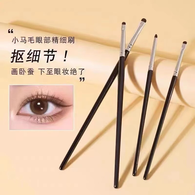 Animal Hair Small Fine Eyeshadow Brush for Eye Makeup Details, Brightening Brush for the Eye Area, Under-Eye Highlighter Brush for the Lower Lash Line to the Outer Corner of the Eye