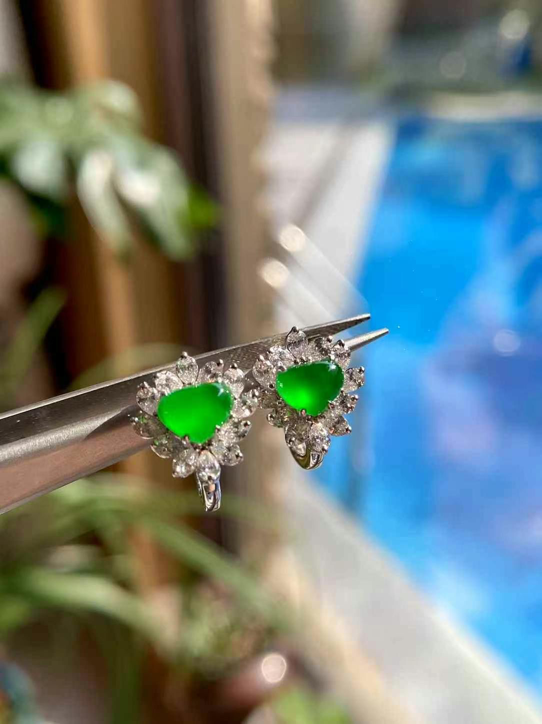 1.8新心心相印高冰玻璃种艳阳绿心形耳环，精致珠宝感发光翡翠，闪耀你的每一个瞬间✨💖
