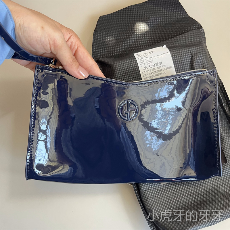 Armani Haute Couture Evening Bag Dark Blue Patent Leather Cosmetic Bag Clutch Authentic Can Hold a Mobile Phone Armani Haute Couture Evening Bag Dark Blue Patent Leather Cosmetic Bag Clutch Authentic Can Hold a Mobile Phone