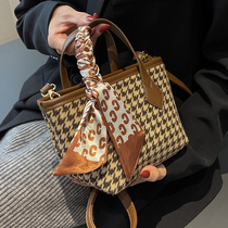 Milliers Oiseaux Lattice Petit Corbeau de design Femmes 2023 New Fashion Texture Main Bucket Bag 100 lap single épaules pendu satchel bag