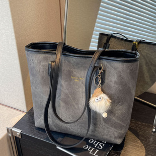 High-end, fashionable and versatile shoulder commuting bag for women 2026 spring and summer new style student class large capacity tote bag