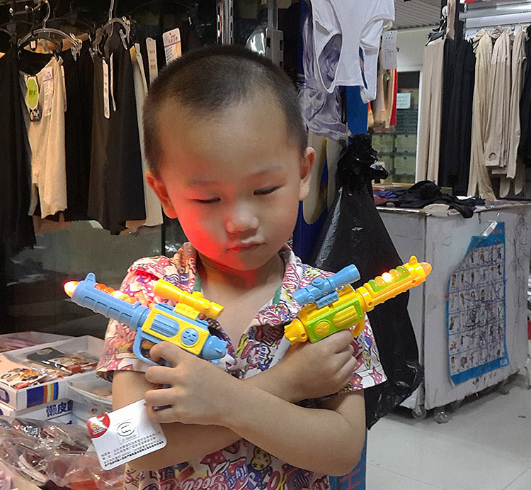Súng đồ chơi trẻ em mini súng đồ chơi nhỏ an ủi nhỏ đồ chơi súng nhỏ để gửi pin đồ chơi trung thu cho bé
