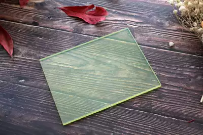 The cobbler Lao Wang specializes in cutting the board and the board to protect the cut from the hand-made leather goods.