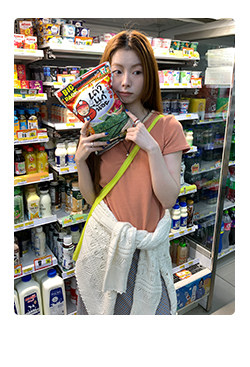 HelloooEat вязаная кофта с V-образным вырезом и длинными рукавами, весенняя коллекция 2025, корейский стиль, деловая модель с вертикальными полосами