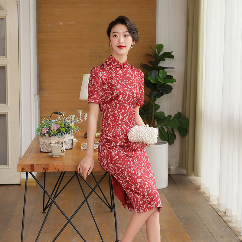Long retro cheongsam, light style, 2020 years, floral print, mid-length Long retro cheongsam, light style, 2020 years, floral print, mid-length