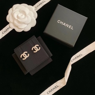 Chanel双C镶钻耳钉