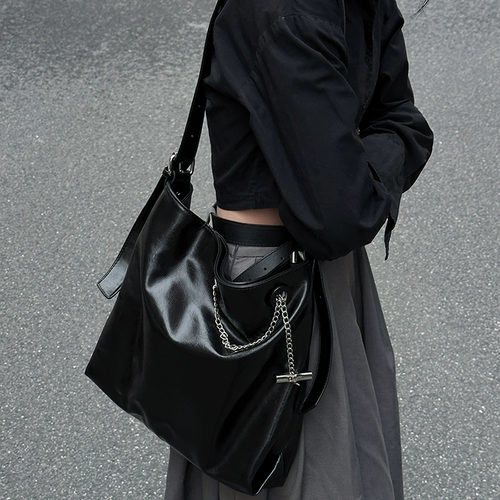 Черная сумка через плечо, вместительная и большая сумка на одно плечо, коллекция 2023