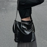 Черная сумка через плечо, вместительная и большая сумка на одно плечо, коллекция 2023