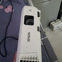 Projector model CB-X05 lamp has been used for more than 2000 hours and supports side-projection negotiation.