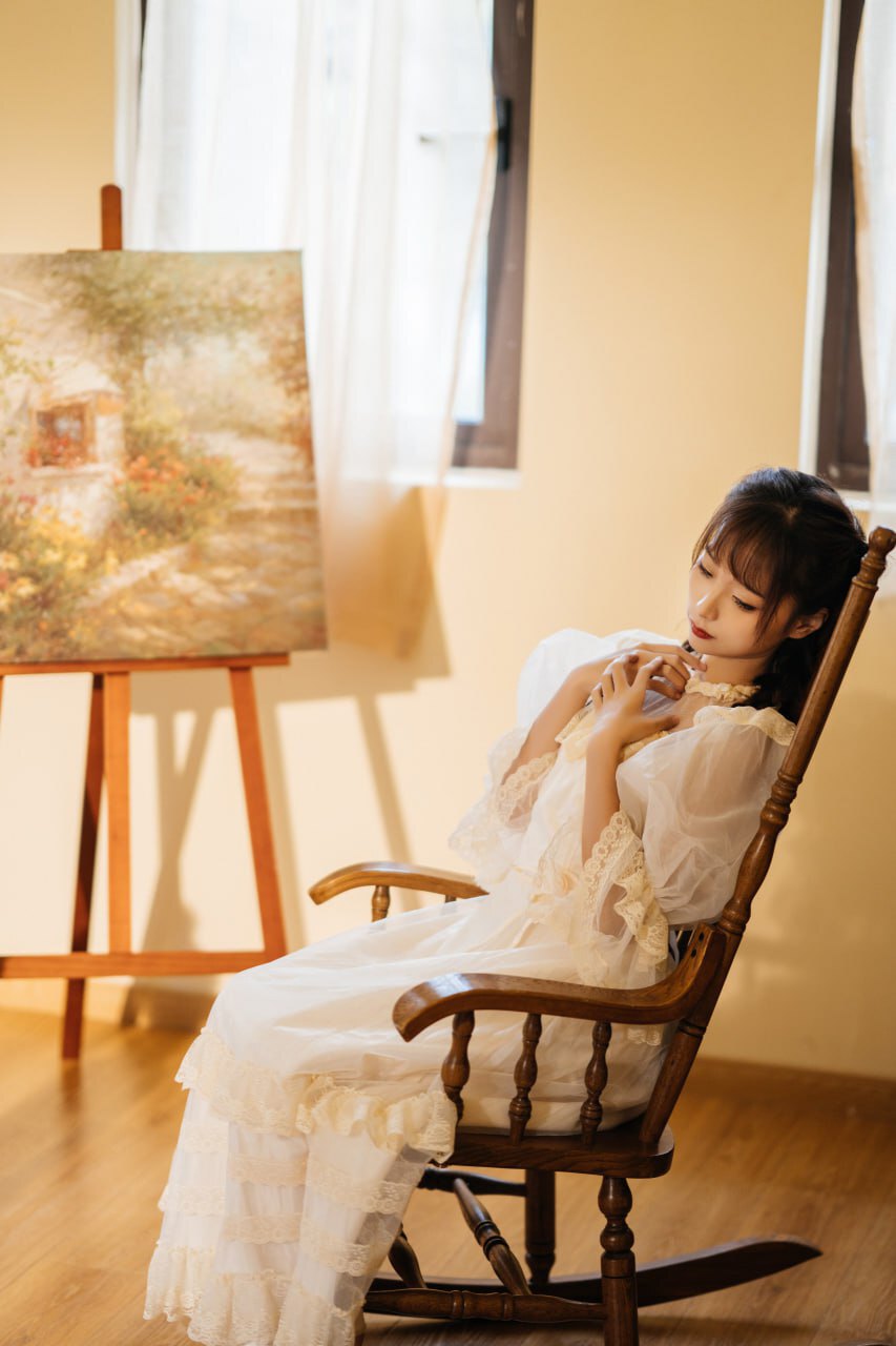 古风白裙美女：雅致与风情的相遇